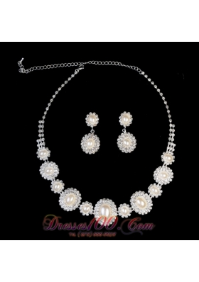 Luxurious Pearl Ladies' Jewelry Set Including Necklace And Earrings